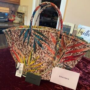 Brahmin bag with tags (not attached) like new. Don’t need anymore.